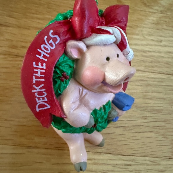 Hallmark 1992 Deck the Hogs with Boughs of Holly Ornament - Picture 3 of 16